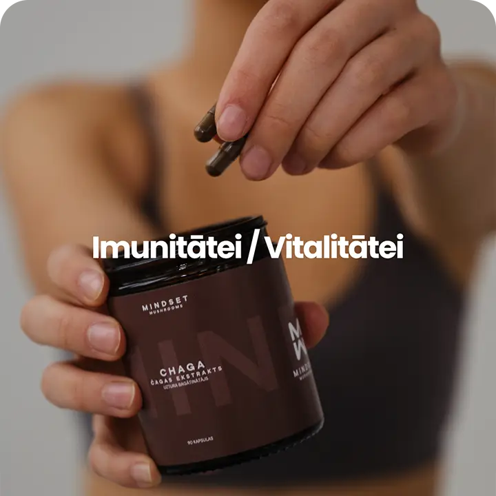 meitene tur roka mindset mushrooms cagas ekstraktu ar kapsulam